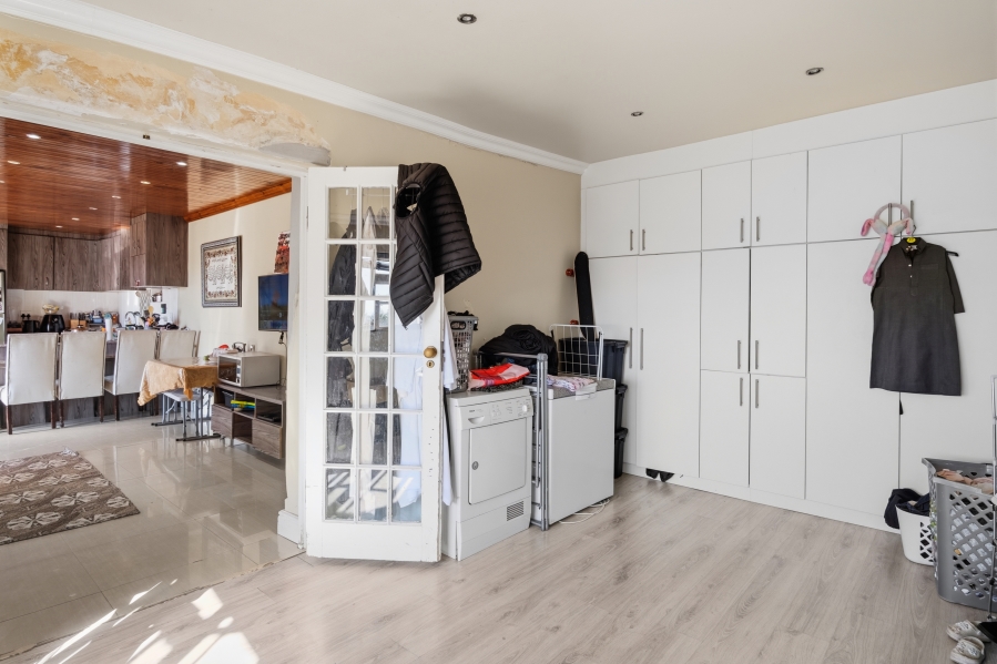 8 Bedroom Property for Sale in Walmer Estate Western Cape